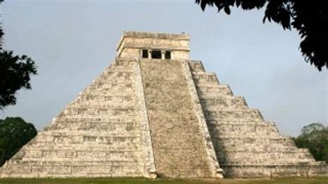 M­a­y­a­ ­p­i­r­a­m­i­d­i­n­d­e­ ­g­i­z­l­i­ ­b­i­r­ ­g­e­ç­i­t­ ­b­u­l­u­n­d­u­
